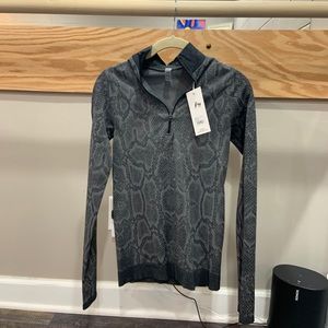 Varley Laurel half zip ski layer: s/m, python. NWT